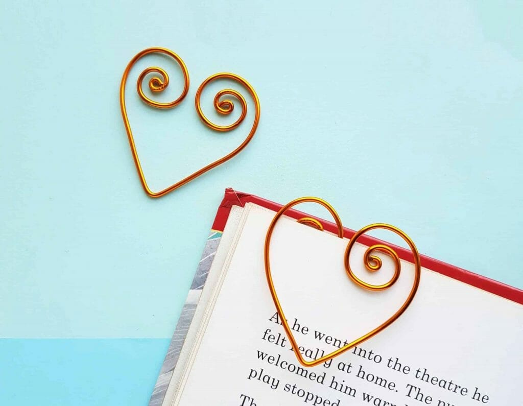 DIY Valentine's Day Gift: wire heart bookmark